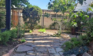 Excelente casa actualizada en pasaje cerrado 3D2B+Servicios+ Escritorio, amplios espacios, jardín formado. Luis Thayer Ojeda/Diego de Almagro