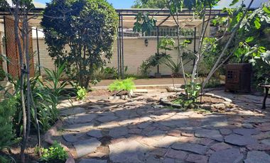 Excelente casa actualizada en pasaje cerrado 3D2B+Servicios+ Escritorio, amplios espacios, jardín formado. Luis Thayer Ojeda/Diego de Almagro