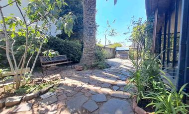 Excelente casa actualizada en pasaje cerrado 3D2B+Servicios+ Escritorio, amplios espacios, jardín formado. Luis Thayer Ojeda/Diego de Almagro