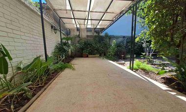 Excelente casa actualizada en pasaje cerrado 3D2B+Servicios+ Escritorio, amplios espacios, jardín formado. Luis Thayer Ojeda/Diego de Almagro