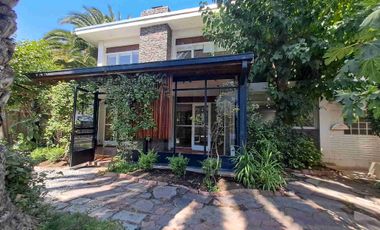 Excelente casa actualizada en pasaje cerrado 3D2B+Servicios+ Escritorio, amplios espacios, jardín formado. Luis Thayer Ojeda/Diego de Almagro