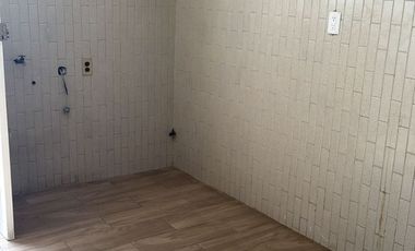 CASA AMPLIA EN VENTA REMODELADA