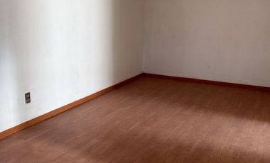 CASA AMPLIA EN VENTA REMODELADA