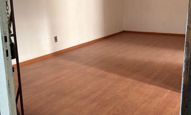 CASA AMPLIA EN VENTA REMODELADA