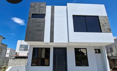 En Machala Linda Casa de Venta en Urb. Privada con una ubicación estratégica cerca a la Gran Piazza, Colegios, etc