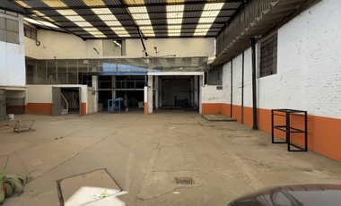 BODEGA EN VENTA EN TOLUCA, CON 4 LOCALES COMERCIALES SOBRE CALLE PRINCIPAL