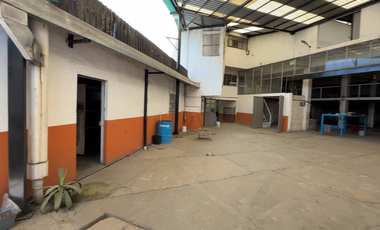 BODEGA EN VENTA EN TOLUCA, CON 4 LOCALES COMERCIALES SOBRE CALLE PRINCIPAL
