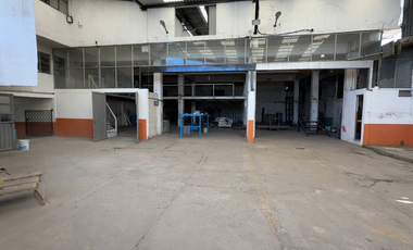 BODEGA EN VENTA EN TOLUCA, CON 4 LOCALES COMERCIALES SOBRE CALLE PRINCIPAL