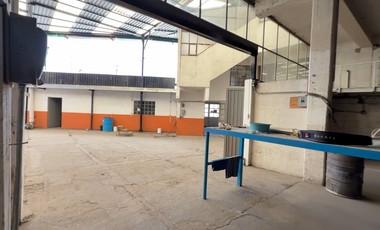 BODEGA EN VENTA EN TOLUCA, CON 4 LOCALES COMERCIALES SOBRE CALLE PRINCIPAL