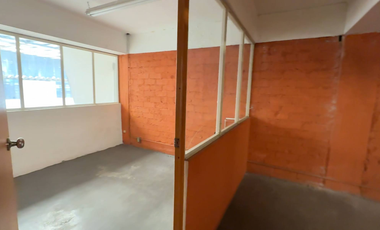 BODEGA EN VENTA EN TOLUCA, CON 4 LOCALES COMERCIALES SOBRE CALLE PRINCIPAL