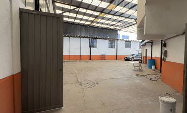 BODEGA EN VENTA EN TOLUCA, CON 4 LOCALES COMERCIALES SOBRE CALLE PRINCIPAL