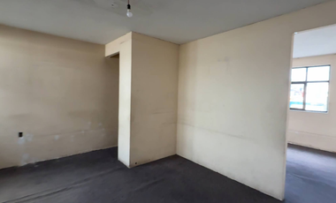 BODEGA EN VENTA EN TOLUCA, CON 4 LOCALES COMERCIALES SOBRE CALLE PRINCIPAL