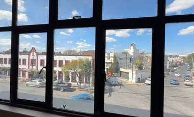 BODEGA EN VENTA EN TOLUCA, CON 4 LOCALES COMERCIALES SOBRE CALLE PRINCIPAL