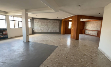 BODEGA EN VENTA EN TOLUCA, CON 4 LOCALES COMERCIALES SOBRE CALLE PRINCIPAL