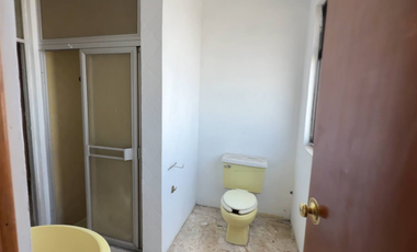 BODEGA EN VENTA EN TOLUCA, CON 4 LOCALES COMERCIALES SOBRE CALLE PRINCIPAL