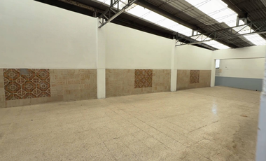 BODEGA EN VENTA EN TOLUCA, CON 4 LOCALES COMERCIALES SOBRE CALLE PRINCIPAL