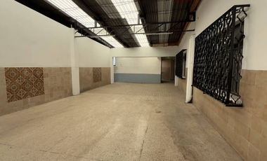 BODEGA EN VENTA EN TOLUCA, CON 4 LOCALES COMERCIALES SOBRE CALLE PRINCIPAL