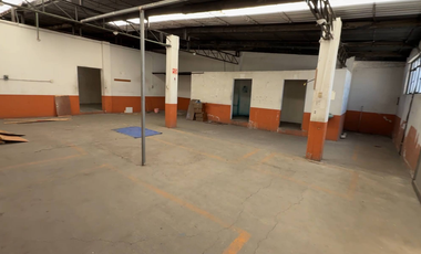 BODEGA EN VENTA EN TOLUCA, CON 4 LOCALES COMERCIALES SOBRE CALLE PRINCIPAL