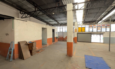 BODEGA EN VENTA EN TOLUCA, CON 4 LOCALES COMERCIALES SOBRE CALLE PRINCIPAL