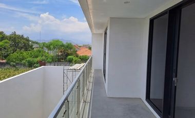RUMAH MEWAH 4+1 KT DI KATANG KEDIRI, DEKAT PUSAT KULINER