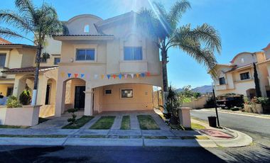 Casa en renta en Villa California, ubicada en esquina