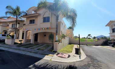 Casa en renta en Villa California, ubicada en esquina