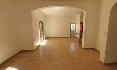 Casa en renta en Villa California, ubicada en esquina