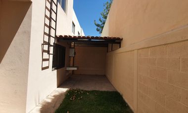 Casa en renta en Villa California, ubicada en esquina