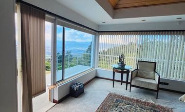 🏡 ESPECTACULAR MANSIÓN EN ALTOS DE YERBABUENA – VENTA O PERMUTA  Disfruta de la mejor vista panorámica de la sabana en una propiedad imponente de 2 F