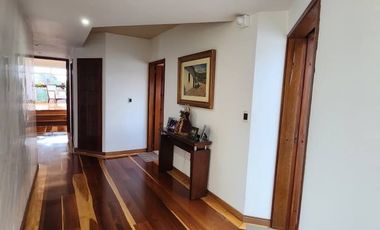 🏡 ESPECTACULAR MANSIÓN EN ALTOS DE YERBABUENA – VENTA O PERMUTA  Disfruta de la mejor vista panorámica de la sabana en una propiedad imponente de 2 F