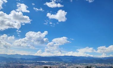 🏡 ESPECTACULAR MANSIÓN EN ALTOS DE YERBABUENA – VENTA O PERMUTA  Disfruta de la mejor vista panorámica de la sabana en una propiedad imponente de 2 F