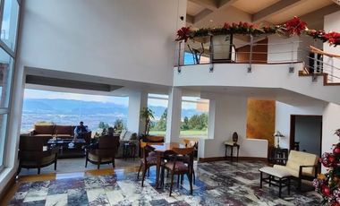 🏡 ESPECTACULAR MANSIÓN EN ALTOS DE YERBABUENA – VENTA O PERMUTA  Disfruta de la mejor vista panorámica de la sabana en una propiedad imponente de 2 F