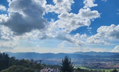 🏡 ESPECTACULAR MANSIÓN EN ALTOS DE YERBABUENA – VENTA O PERMUTA  Disfruta de la mejor vista panorámica de la sabana en una propiedad imponente de 2 F