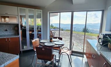 🏡 ESPECTACULAR MANSIÓN EN ALTOS DE YERBABUENA – VENTA O PERMUTA  Disfruta de la mejor vista panorámica de la sabana en una propiedad imponente de 2 F
