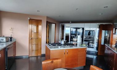 🏡 ESPECTACULAR MANSIÓN EN ALTOS DE YERBABUENA – VENTA O PERMUTA  Disfruta de la mejor vista panorámica de la sabana en una propiedad imponente de 2 F