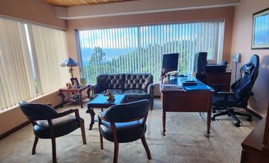 🏡 ESPECTACULAR MANSIÓN EN ALTOS DE YERBABUENA – VENTA O PERMUTA  Disfruta de la mejor vista panorámica de la sabana en una propiedad imponente de 2 F