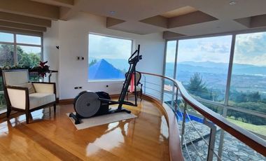 🏡 ESPECTACULAR MANSIÓN EN ALTOS DE YERBABUENA – VENTA O PERMUTA  Disfruta de la mejor vista panorámica de la sabana en una propiedad imponente de 2 F