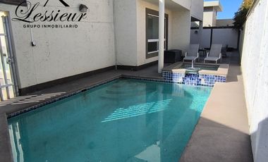 CASA EN ESQUINA CON ALBERCA 🏡✨ FRACC. PRIVADO | AMUEBLADA | FRENTE A PARQUE