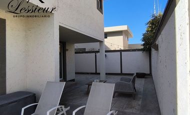 CASA EN ESQUINA CON ALBERCA 🏡✨ FRACC. PRIVADO | AMUEBLADA | FRENTE A PARQUE