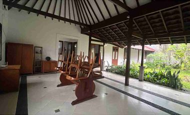 Disewakan Rumah 3 kamar luas 4 are di kawasan Elite Renon dengan halaman dan parkir luas