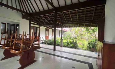 Disewakan Rumah 3 kamar luas 4 are di kawasan Elite Renon dengan halaman dan parkir luas