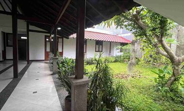 Disewakan Rumah 3 kamar luas 4 are di kawasan Elite Renon dengan halaman dan parkir luas