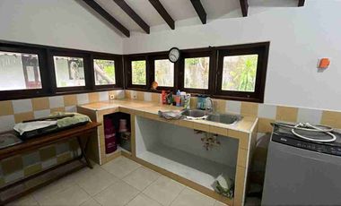 Disewakan Rumah 3 kamar luas 4 are di kawasan Elite Renon dengan halaman dan parkir luas