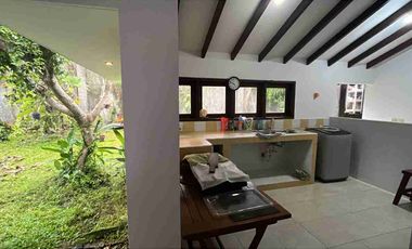 Disewakan Rumah 3 kamar luas 4 are di kawasan Elite Renon dengan halaman dan parkir luas