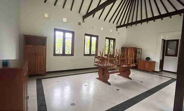 Disewakan Rumah 3 kamar luas 4 are di kawasan Elite Renon dengan halaman dan parkir luas