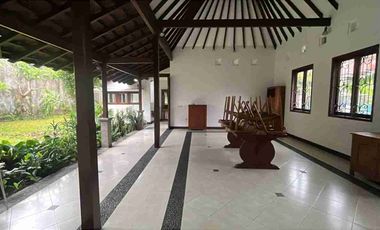 Disewakan Rumah 3 kamar luas 4 are di kawasan Elite Renon dengan halaman dan parkir luas