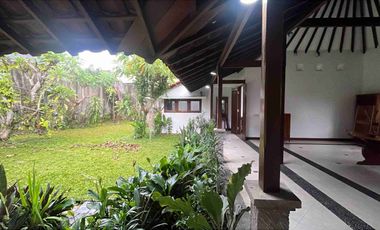 Disewakan Rumah 3 kamar luas 4 are di kawasan Elite Renon dengan halaman dan parkir luas