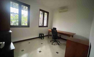 Disewakan Rumah 3 kamar luas 4 are di kawasan Elite Renon dengan halaman dan parkir luas