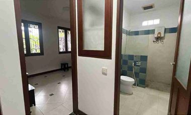 Disewakan Rumah 3 kamar luas 4 are di kawasan Elite Renon dengan halaman dan parkir luas