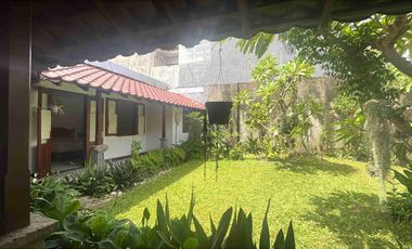 Disewakan Rumah 3 kamar luas 4 are di kawasan Elite Renon dengan halaman dan parkir luas